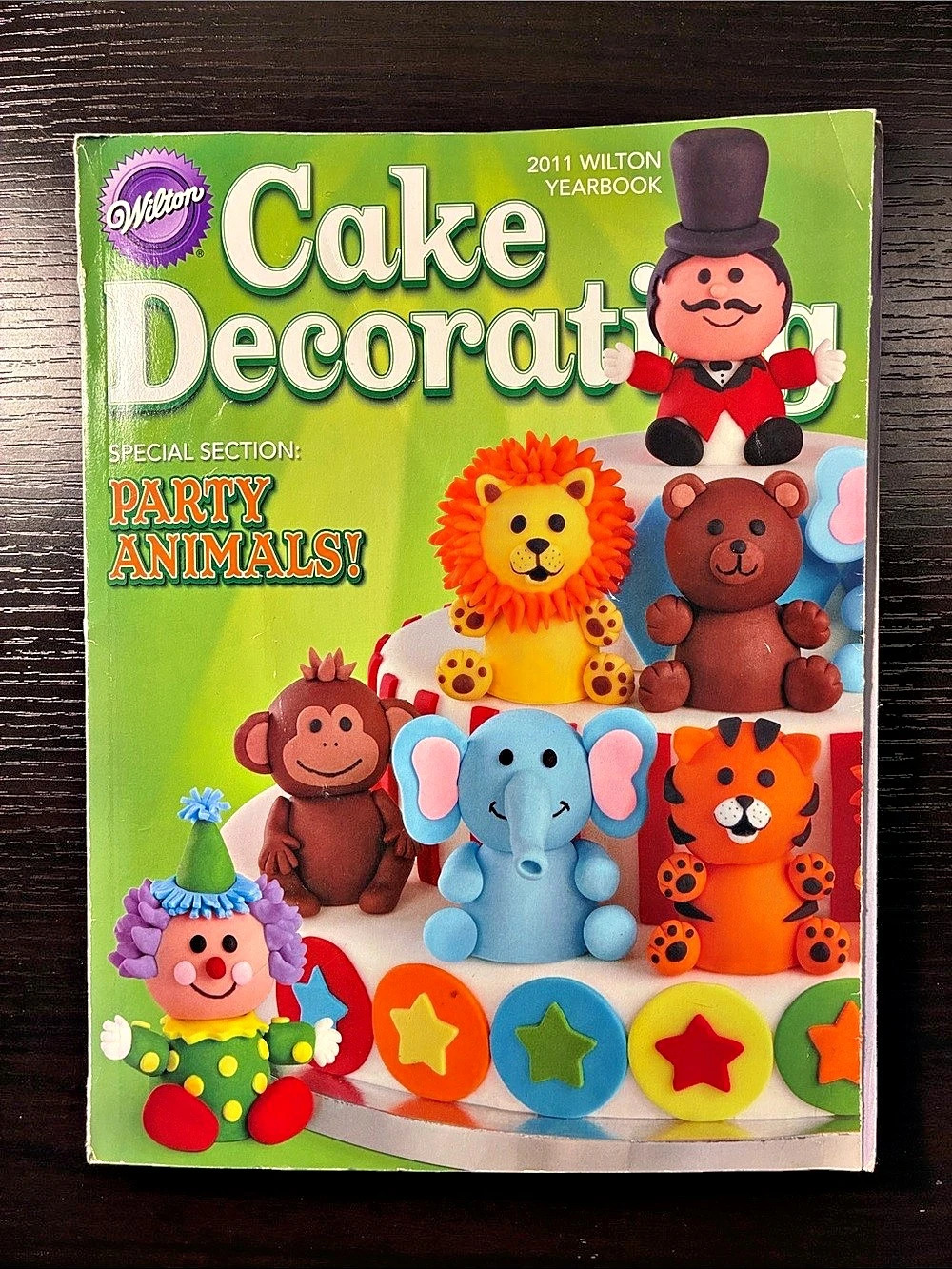 Wilton 2011 Wilton Yearbook: Cake Decorating Cookbook